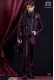 Anzug Barock. Klassiker Anzug Mantel schwarzem Stoff Kristall Strass auf den Aufschlägen und Burgunder Brokat.