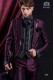 Anzug Barock. Klassiker Anzug Mantel schwarzem Stoff Kristall Strass auf den Aufschlägen und Burgunder Brokat.