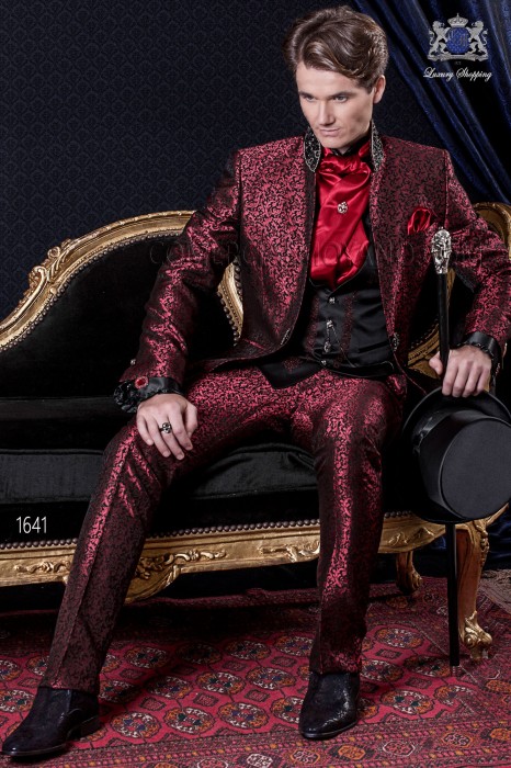 Anzug Barock. Weinlese-Kostümstoff Mantel mit schwarzem Kragen und rotem Brokat mao.