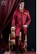 Costume de marié baroque. Veste de costume vintage en satin rouge brodé de fils dorés.