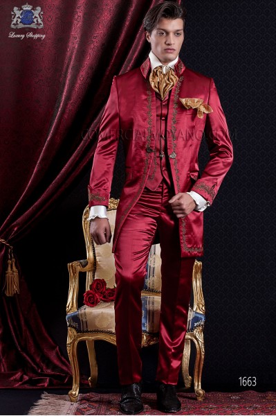 Costume de marié baroque. Veste de costume vintage en satin rouge brodé de fils dorés.