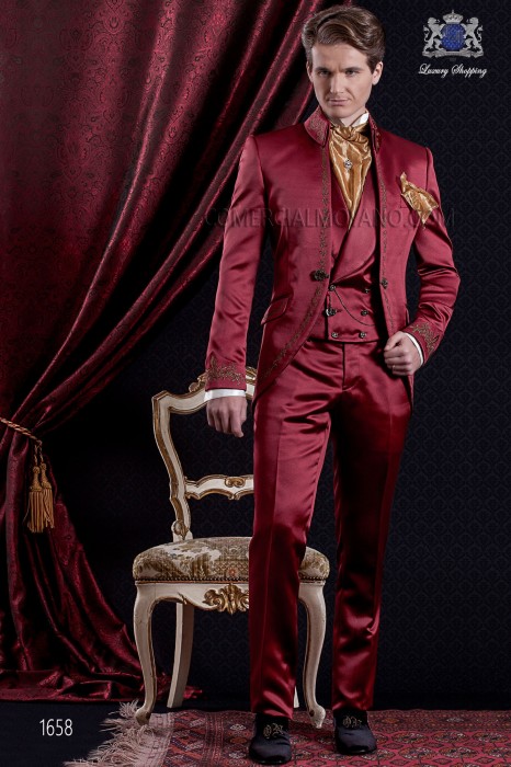 Anzug Barock. Weinlese-Frack roten Satin-Stoff mit goldfarbenen Stickgarne.