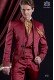 Costume de marié baroque. Manteau de robe vintage en satin rouge tissu avec couleur or fils à broder.