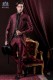 Anzug Barock. Klagemantel im Vintage rote und schwarze Brokat mit goldenen Stickereien.