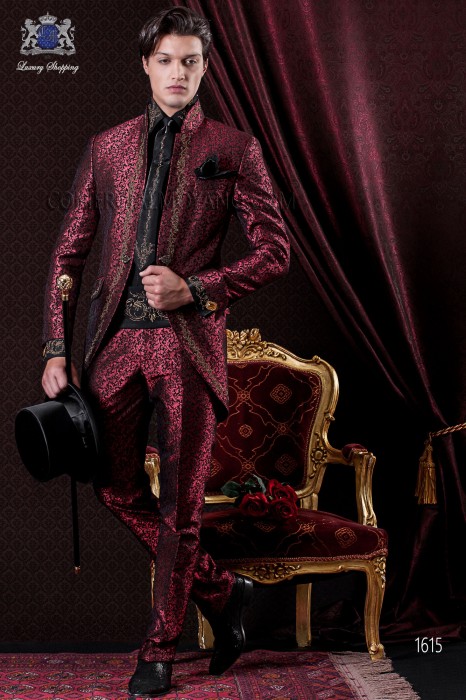 Anzug Barock. Klagemantel im Vintage rote und schwarze Brokat mit goldenen Stickereien.