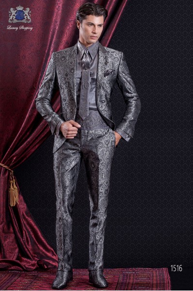 Groomswear Baroque. Suit coat of gray Jacquard time with flaps tip.