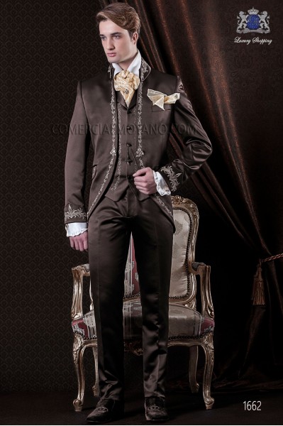 Anzug Barock. Klassiker Anzug Mantel braune Satin-Stoff mit goldenen Stickereien.