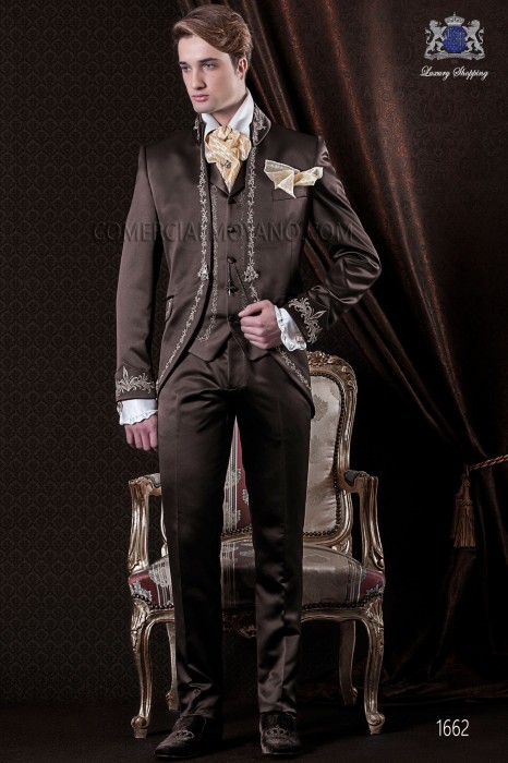 Costume de marié baroque. Veste Vintage satin marron tissu avec de la broderie or.