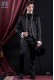  Anzug Barock. Klassiker Anzug Mantel aus schwarzem Satin-Stoff mit Stehkragen und Strasssteinen.