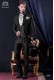 Anzug Barock. Klassiker Anzug Mantel schwarze Brokat mit Stehkragen.