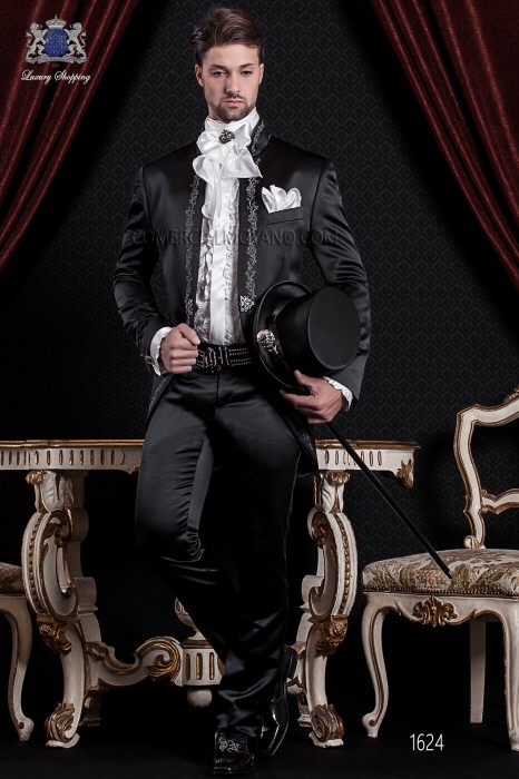 Anzug Barock. Klassiker Anzug Mantel aus schwarzem Satin-Stoff mit Silberstickerei.