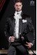 Anzug Barock. Klassiker Anzug Mantel aus schwarzem Satin-Stoff mit Silberstickerei.