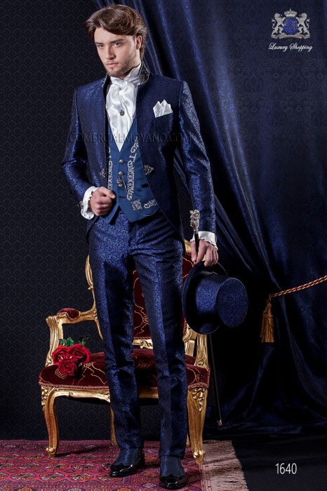Costume de marié baroque. Tissu vintage Levita avec un col bleu brocart noir et bijoux.