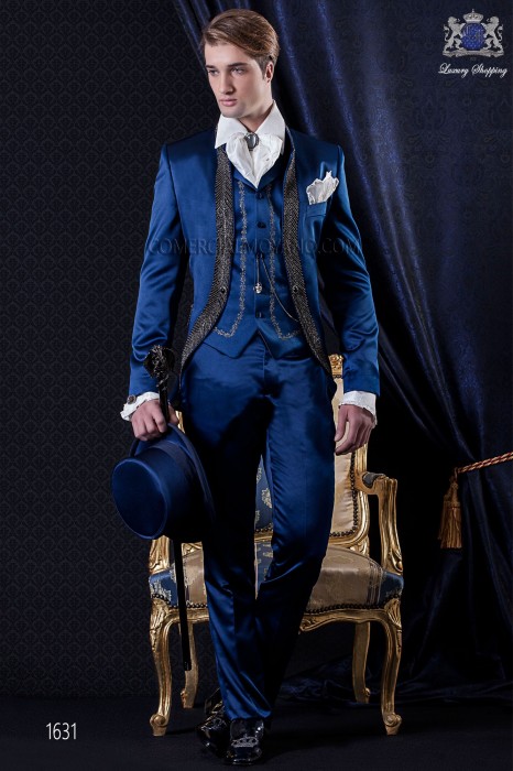 Costume de marié baroque. Levita millésime tissu de satin bleu avec des strass.