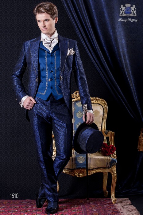 Costume de marié baroque. Redingote millésime de tissu bleu avec des strass sur les revers et de brocart.