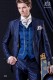 Costume de marié baroque. Redingote millésime de tissu bleu avec des strass sur les revers et de brocart.