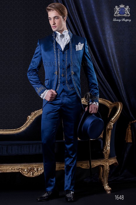 Costume de marié baroque. Veste vintage en satin bleu avec des fils de broderie d'argent.