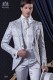 Costume de marié baroque. Levita millésime brocart floral tissu gris perle pantalons de satin combinés avec gris perle.