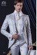 Costume de marié baroque. Levita millésime brocart floral tissu gris perle pantalons de satin combinés avec gris perle.