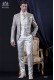 Costume de marié baroque. Temps Lévite Brocade Fabric gris d'or avec Broche fantaisie. Pantalon en satin écru.
