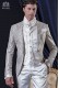 Costume de marié baroque. Temps Lévite Brocade Fabric gris d'or avec Broche fantaisie. Pantalon en satin écru.