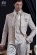 Costume de marié baroque. Veste de costume vintage en tissu de brocart ivoire avec strass collier.