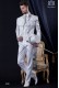 Anzug Barock. Frac vintage white Satin-Stoff mit silbernen Stickereien und Perlen Hals.