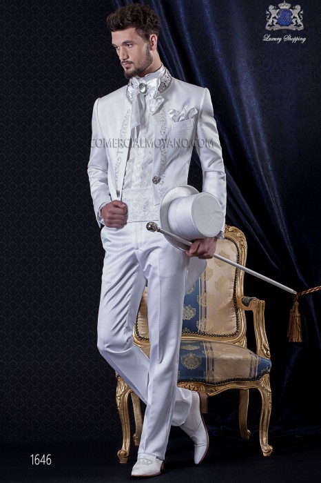 Anzug Barock. Frac vintage white Satin-Stoff mit silbernen Stickereien und Perlen Hals.