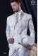 Costume de marié baroque. Frac millésime tissu de satin blanc avec de la broderie d'argent et le cou de perles.