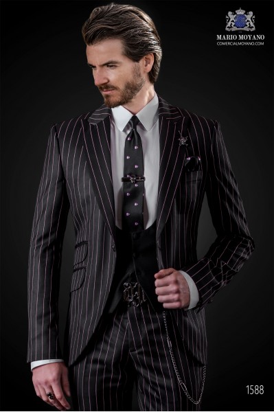 Traje de moda italiana de moderno corte “Slim” con solapas punta y 1 botón. Tejido diseño raya diplomática negro.
