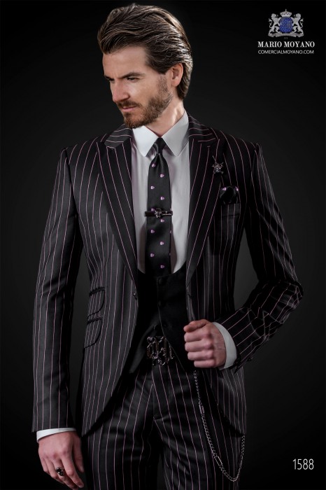 Traje de moda italiana de moderno corte “Slim” con solapas punta y 1 botón. Tejido diseño raya diplomática negro.