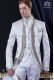 Costume de marié baroque. Levita millésime tissu de satin blanc avec strass.