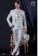 Costume de marié baroque. Levita millésime brocart blanc avec Broche fantaisie.