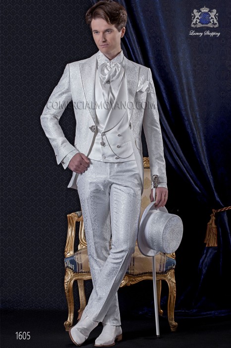 Costume de marié baroque. Levita millésime brocart blanc avec Broche fantaisie.