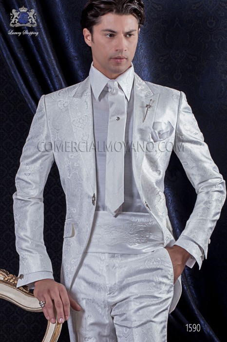 Costume de marié baroque. Levita millésime tissu jacquard blanc avec Broche fantaisie.