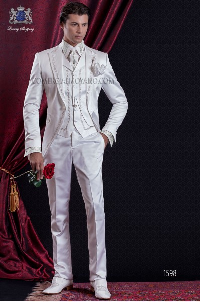 Costume de marié baroque. Levita millésime tissu de satin blanc avec de la broderie d'argent.