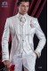 Costume de marié baroque. Levita millésime tissu de satin blanc avec de la broderie d'argent.