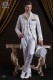 Baroque copain de costume. Manteau vintage en satin blanc brodé d'or et d'argent.