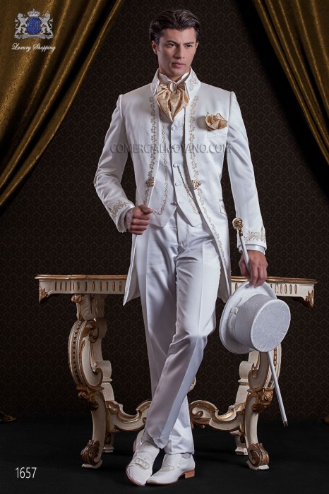 Baroque copain de costume. Manteau vintage en satin blanc brodé d'or et d'argent.