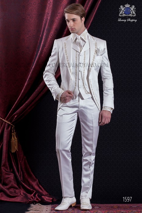 Costume de marié baroque. Levita millésime tissu de satin blanc avec broderie or-argent.
