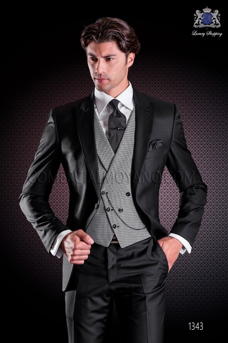 Italienischer Hochzeitsanzug mit Schmal geschnittener, Schwarz, aus Wollesatin. Spitz-Mode-Rever mit ein bezogene Knöpfe