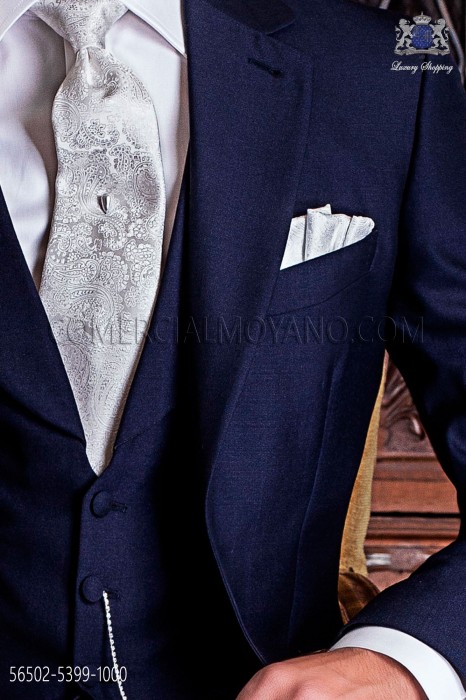 Cashmere blanc cravate avec un mouchoir correspondant
