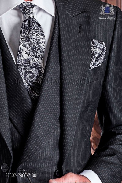 Corbata de seda gris con diseño paisley y pañuelo de bolsillo a juego