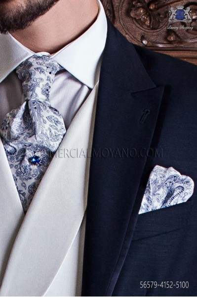Corbatón blanco con diseño paisley azul y pañuelo de bolsillo a juego