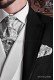 Corbatón blanco con diseño paisley negro y pañuelo de bolsillo a juego