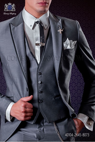 Camisa gris perla lúrex con apliques metálicos de calaveras