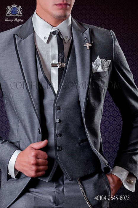 Camisa gris perla lúrex con apliques metálicos de calaveras