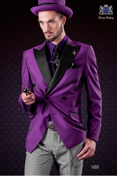 Chaqueta cruzada púrpura con solapas a punta de raso y 6 botones. Tejido mixto lana.