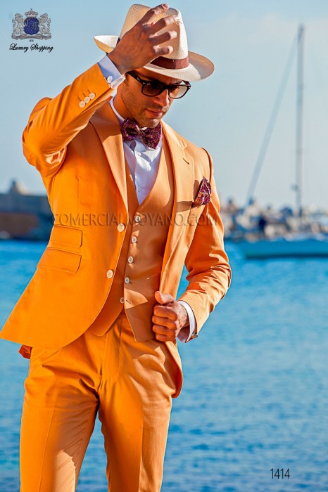 Traje italiano con moderno estilo “Slim” de solapas “V” y 2 botones. Tejido color naranja 100% algodón