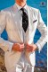 Traje con chaleco de moderno estilo “Slim”. Americana con solapas punta y 1 botón. Tejido shantung de seda color blanco.